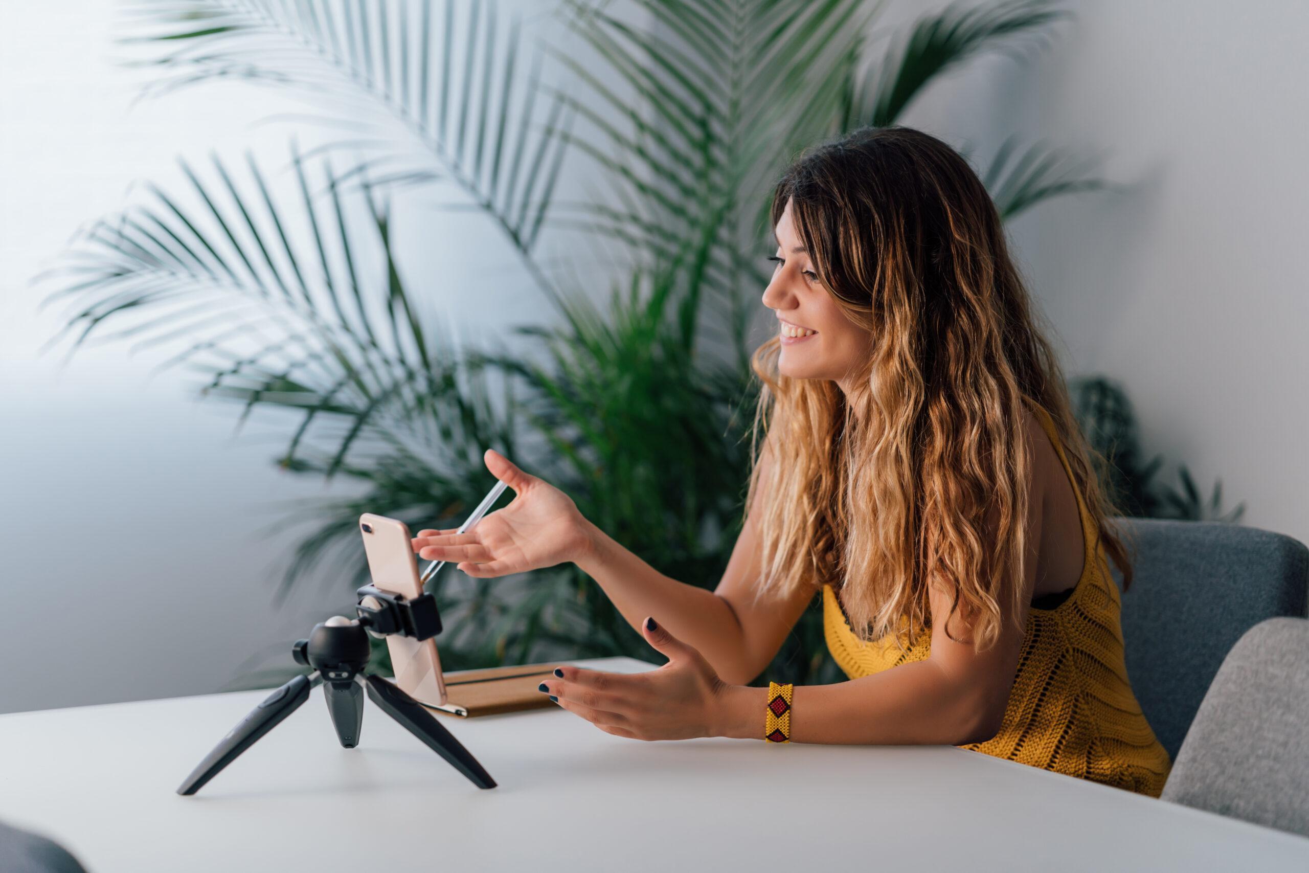 Woman making a video call with her smartphone at home. ideas de contenido